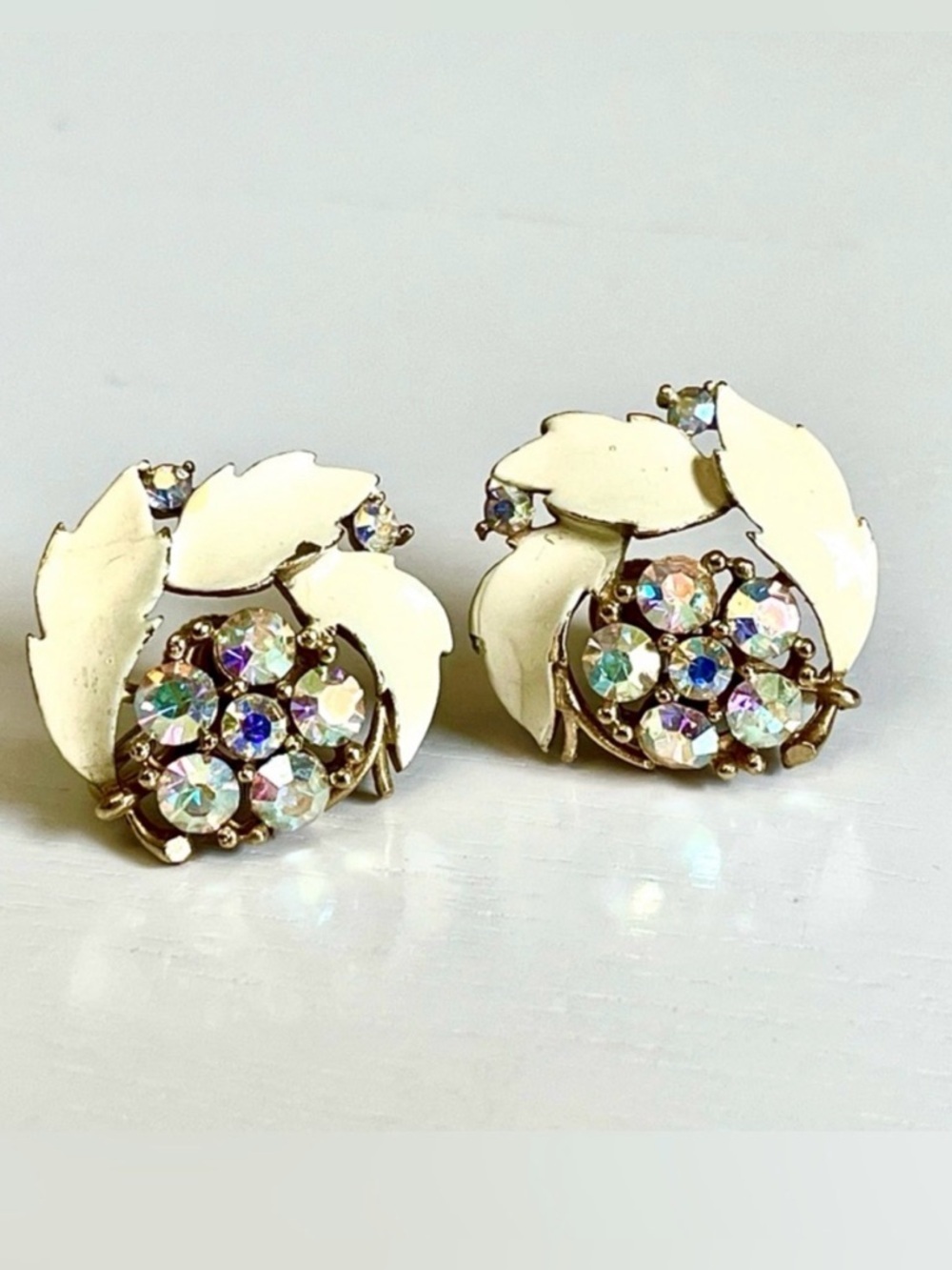 Lisner Vintage 1950s Aurora Borealis Rhinestone Enamel Leaf Clip Earrings Floral
